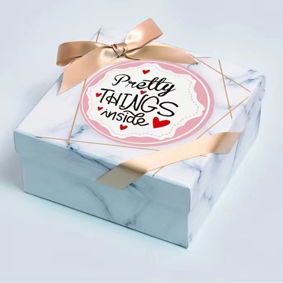 500 Roll of Pretty Things Inside Stickers - Picture 2 of 4